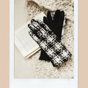 Keeping warm houndstooth gloves